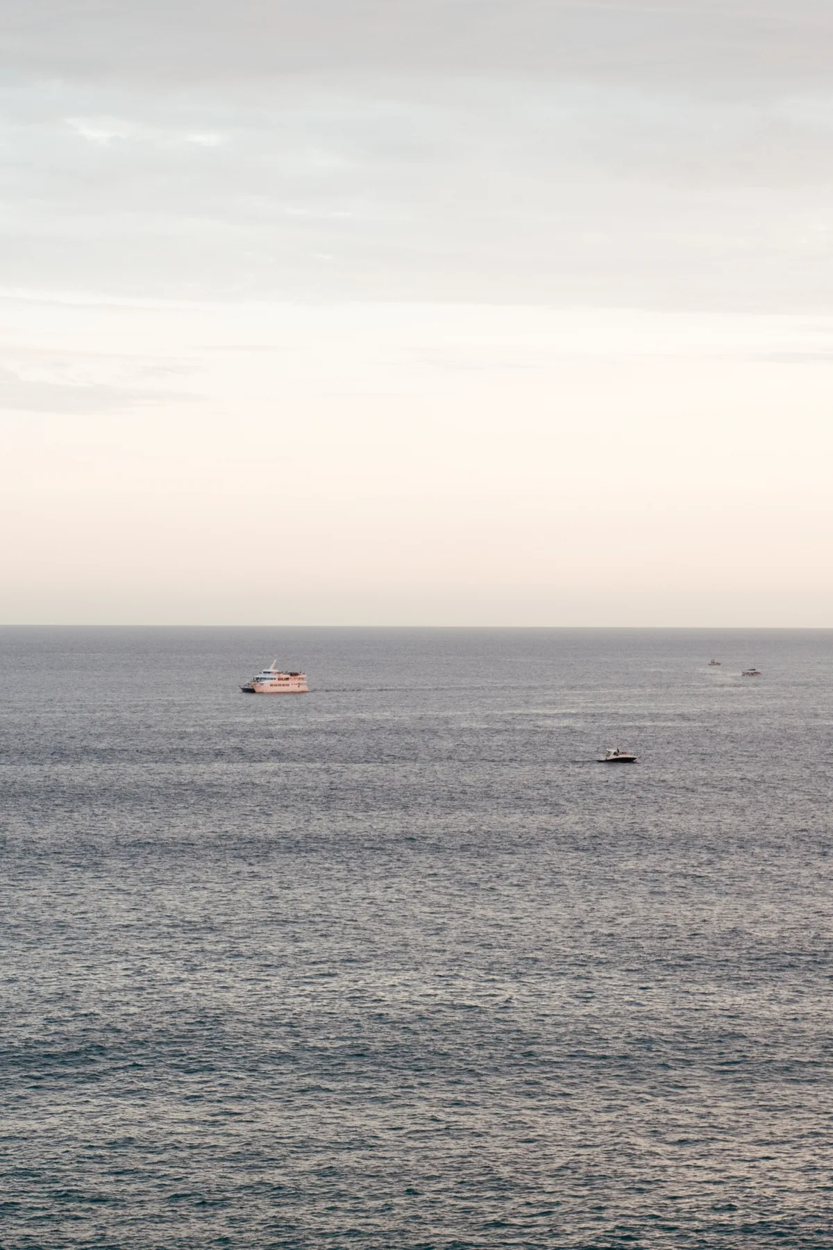 luxury cabo destination wedding ocean view the cape thompson hotel - Luxury Cabo Wedding at The Cape, a Thompson Hotel Luxury destination wedding ocean view at The Cape, a Thompson Hotel in Cabo San Lucas with boats on water
