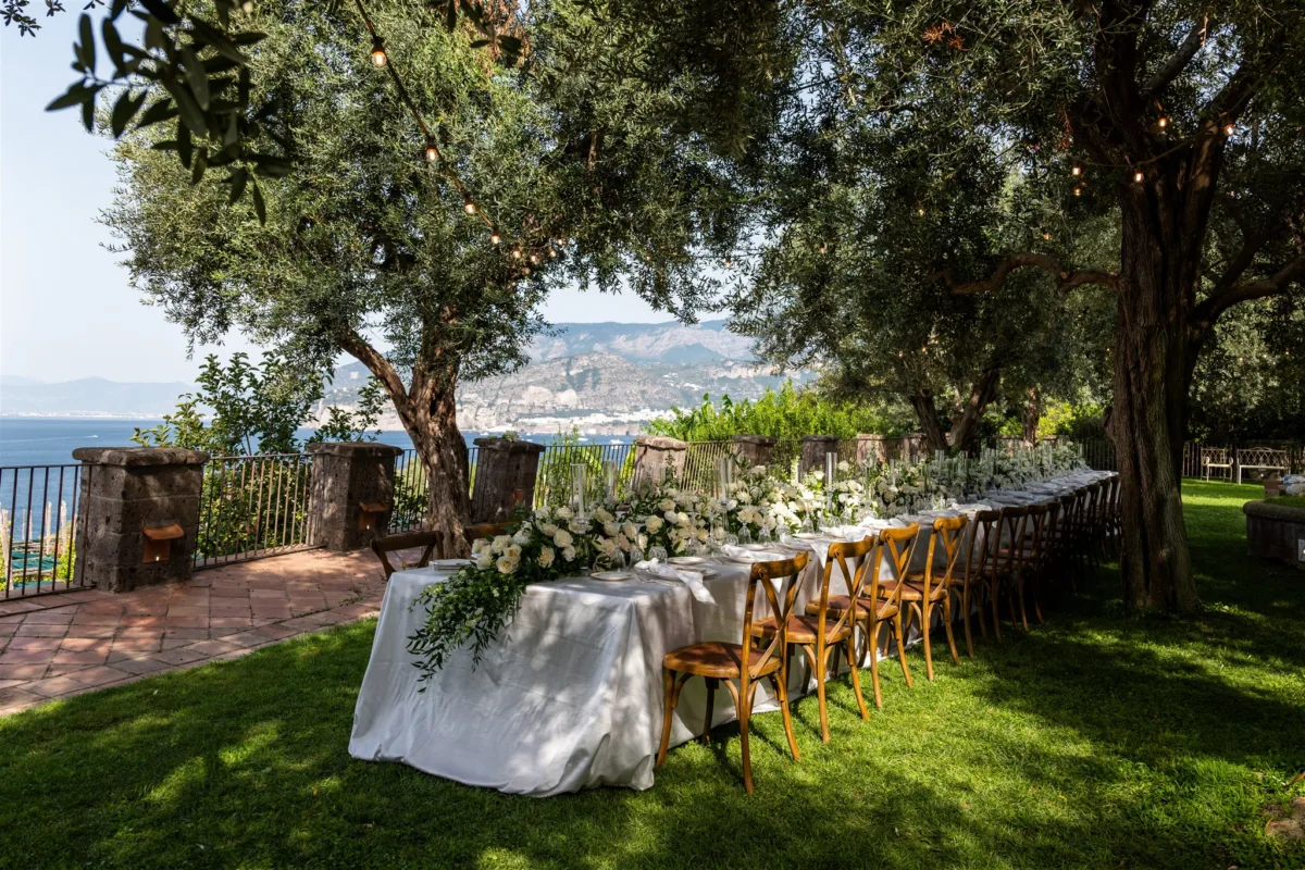 amalfi coast wedding planning engaging events ali capo santa fortunata sorrento - An Effortless Amalfi Coast Celebration Elegant outdoor wedding reception table setup overlooking the Amalfi Coast in Sorrento Italy planned by Engaging Events by Ali at Capo Santa Fortunata venue