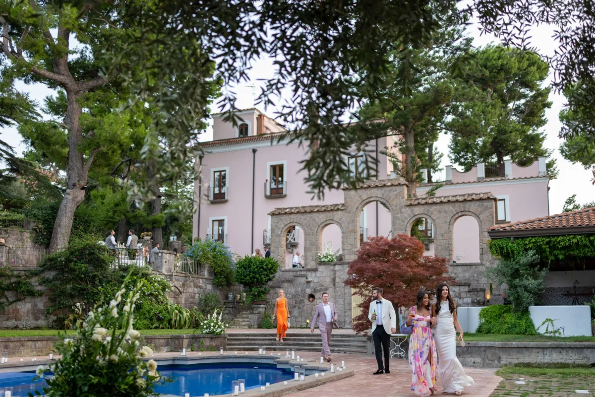 amalfi coast wedding planning engaging events capo santa fortunata sorrento - An Effortless Amalfi Coast Celebration Elegant wedding celebration at Capo Santa Fortunata venue in Sorrento Italy with guests by poolside terrace planned by Engaging Events by Ali